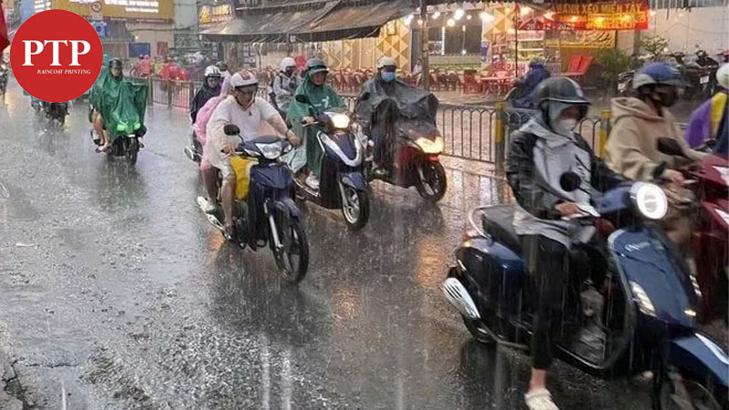 Mùa mưa ở Sài Gòn từ tháng mấy? Kéo dài bao lâu? 6 Một bộ áo mưa gọn nhẹ hoặc áo mưa bộ giúp bạn chủ động khi đang di chuyển bằng xe máy.